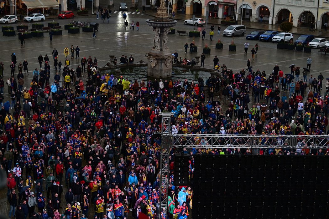Českobudějovické náměstí se plní fanoušky i přes deštivé počasí