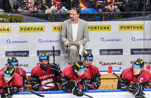 Trenér Sparty Pavel Gross na střídačce během čtvrtfinále play off Trenér Sparty Pavel Gross na střídačce během čtvrtfinále play off