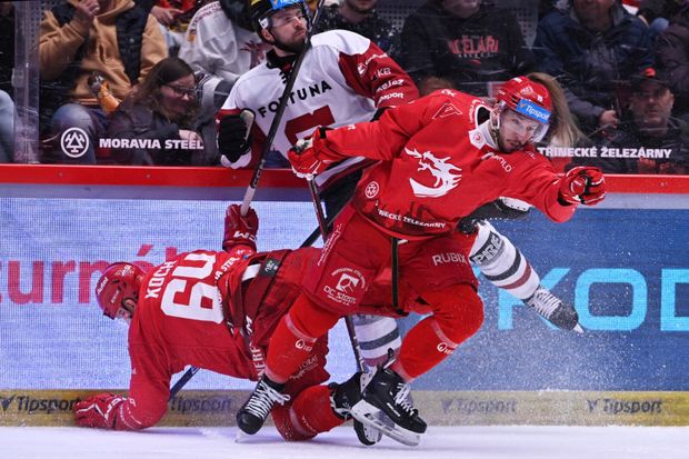 Útočník Sparty Michael Špaček v souboji se dvěma Oceláři Útočník Sparty Michael Špaček v souboji se dvěma Oceláři