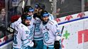 Karlovarští hokejisté se radují z trefy Robina Sapouška (uprostřed)