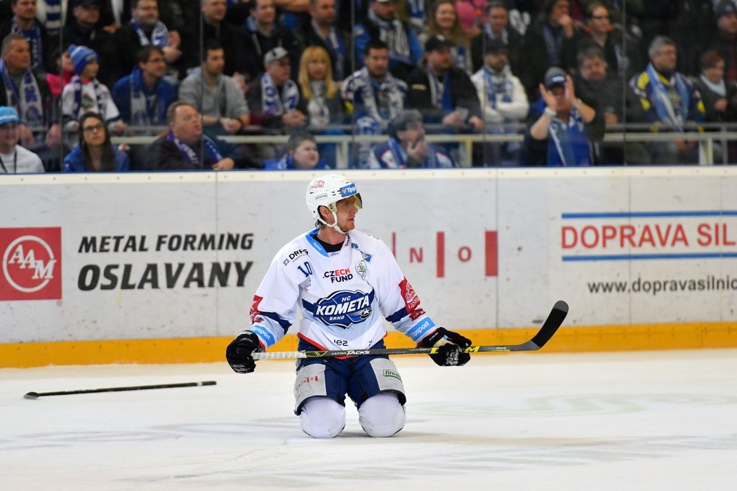 Martin Erat skončil po jednom ze zákroků hradeckých hráčů na kolenou na ledě