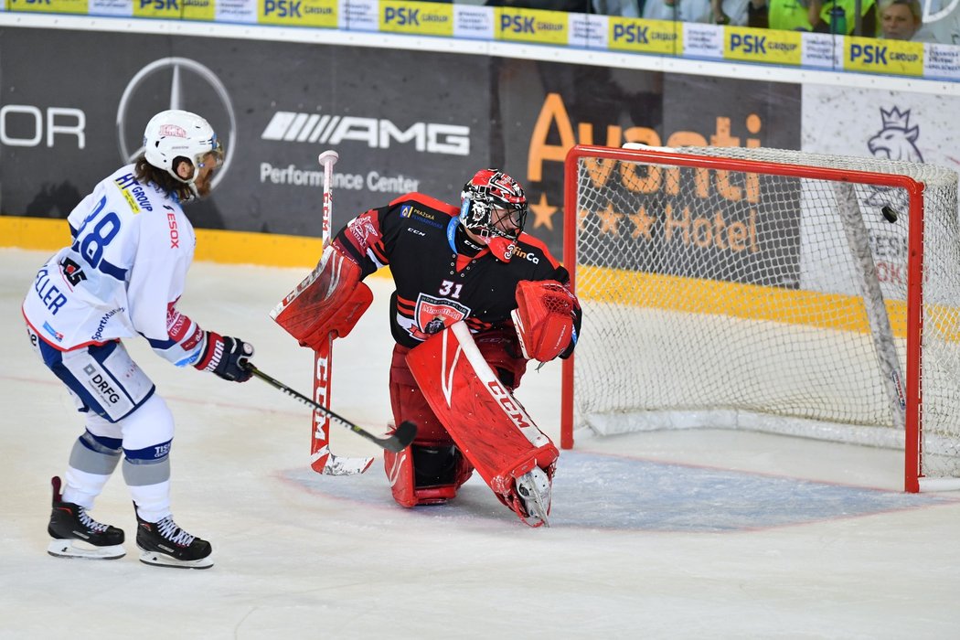 V 54. minutě rozhodl Peter Mueller vítězným gólem z trestného střílení o třetí výhře Komety Brno ve čtvrtfinále proti Mountfieldu HK