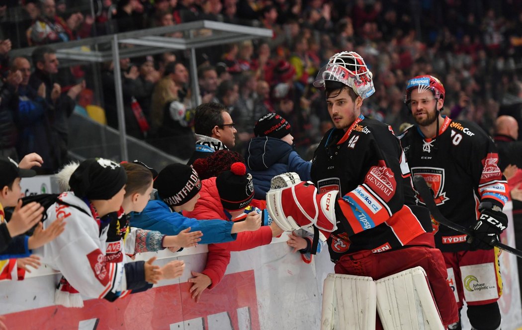 Brankář Hradce Patrik Rybár si plácá s fanoušky po postupu do semifinále extraligy