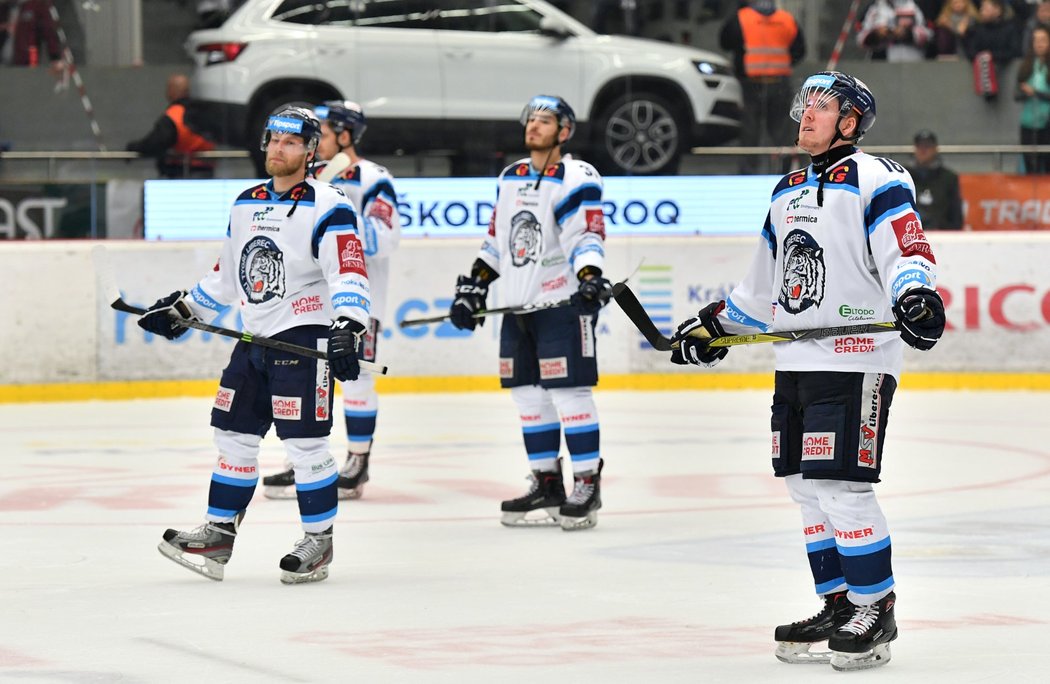 Smutní hokejisté Liberce po prohraném sedmém zápase čtvrtfinále v Hradci