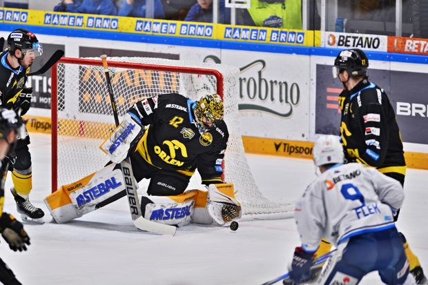 Litvínovský brankář Matej Tomek v akci proti Kometě Litvínovský brankář Matej Tomek v akci proti Kometě