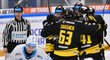 Hokejisté Litvínova se radují z gólu Pawla Zygmunta ve druhém čtvrtfinále proti Kometě
