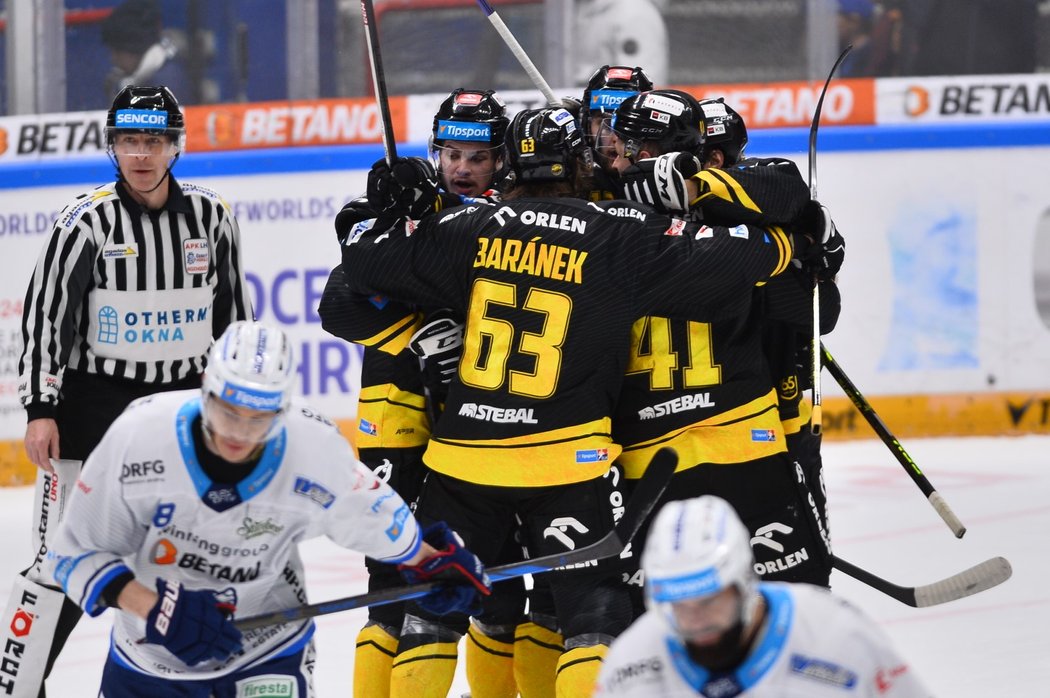 Hokejisté Litvínova se radují z gólu Pawla Zygmunta ve druhém čtvrtfinále proti Kometě