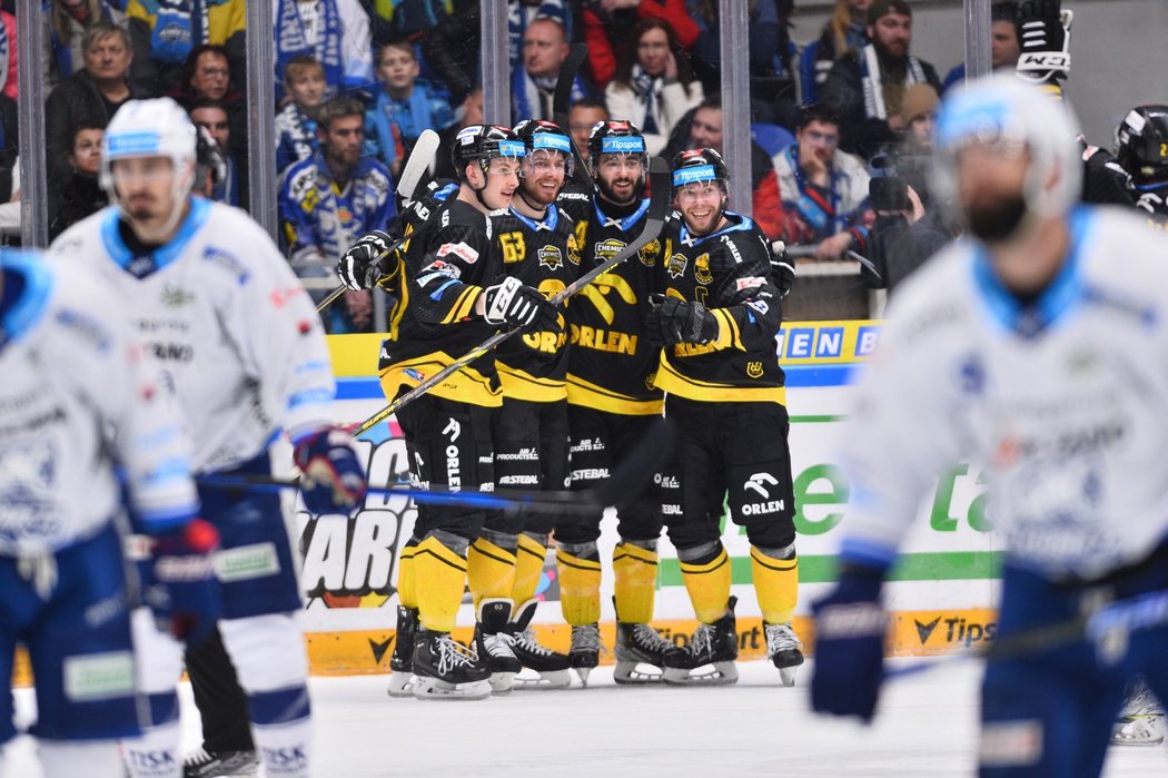 Hokejisté Litvínova se radují z gólu ve druhém čtvrtfinále proti Kometě