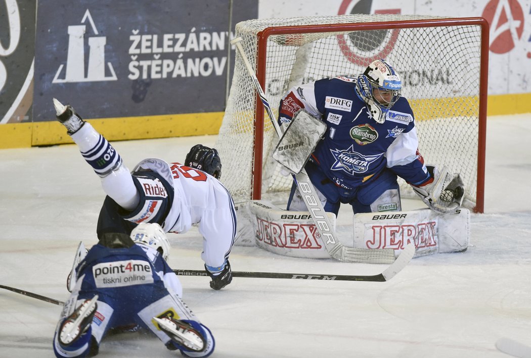 Vítkovický útočník Samson Mahbod v pádu zakončuje přes obránce Ondřeje Němce z Komety