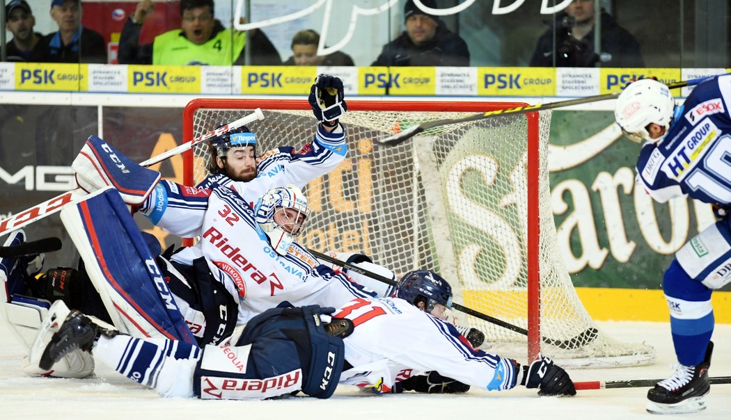 V závaru před brankou Vítkovic operoval Martin Erat