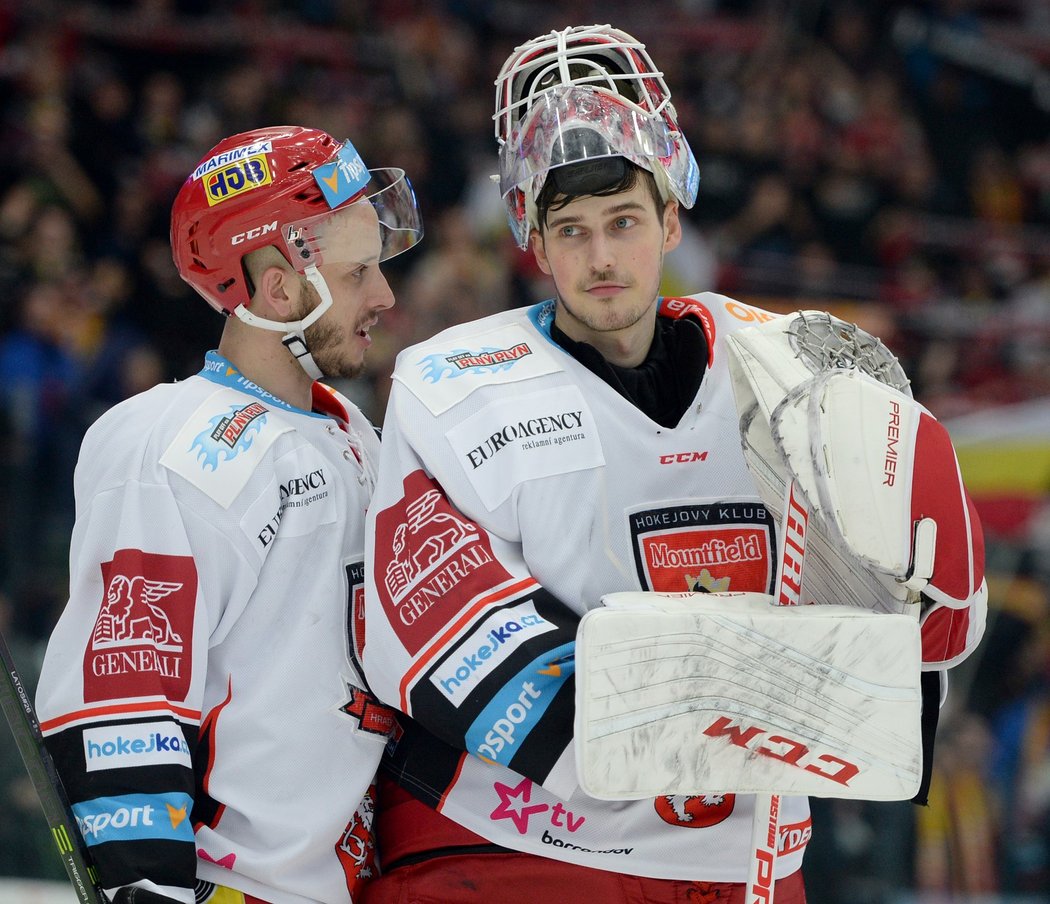 Hradecký útočník Martin Látal a brankář Patrik Rybár přemítají po prohře 2:4 v Liberci