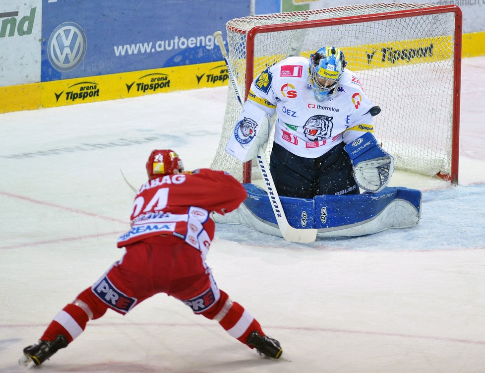 Liberecký brankář Tomáš Vošvrda likviduje střelu Michala Vondrky ze Slavie