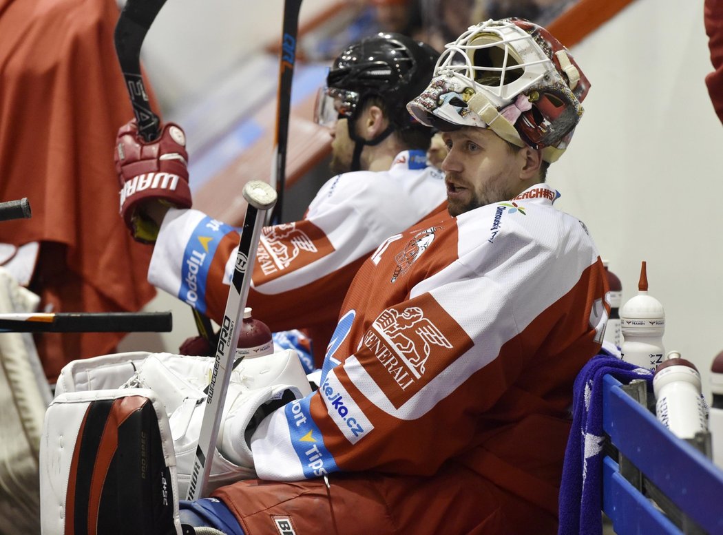 Závěrečné momenty utkání sledoval olomoucký brankář Branislav Konrád ze střídačky, vyrovnat se jeho spoluhráčům nepodařilo