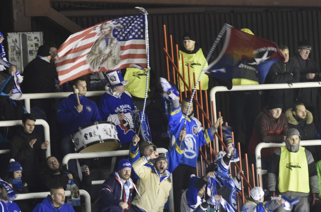 Plzeňští fanoušci se i v pondělí vydali podpořit svůj tým přes celou republiku