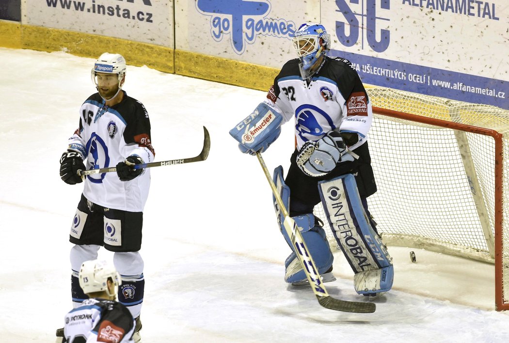 Plzeňský brankář Miroslav Svoboda a obránce Jakub Kindl krátce po neuznané brance Olomouce