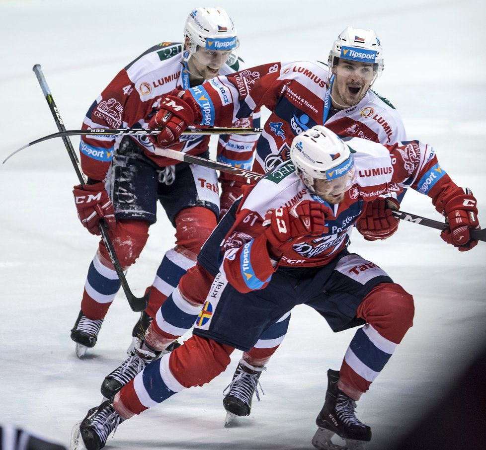 Pardubičtí hokejisté se radují z druhé branky zápasu, kterou vstřelil Martin Kaut