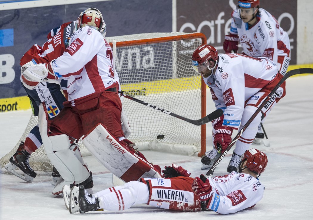 Třinečtí hokejisté přihlíží inkasované brance z hokejky pardubického Martina Kauta