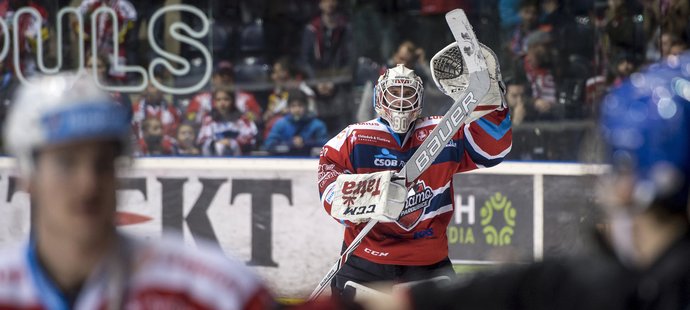 Pardubický brankář Ondřej Kacetl tleská fanouškům za skvělou atmosféru při zápase proti Třinci