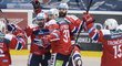 Hokejisté Pardubic se radují ze vstřelené branky v utkání proti Třinci