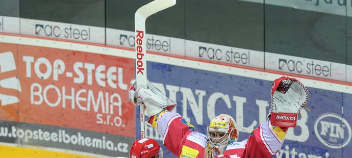 Hokejisté Třince se sjíždí k brankářskému hrdinovi Peteru Hamerlíkovi