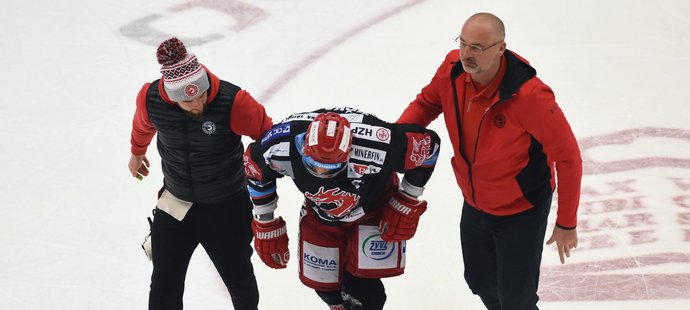 Martin Růžička skončil po jednom ze soubojů otřesený na ledě