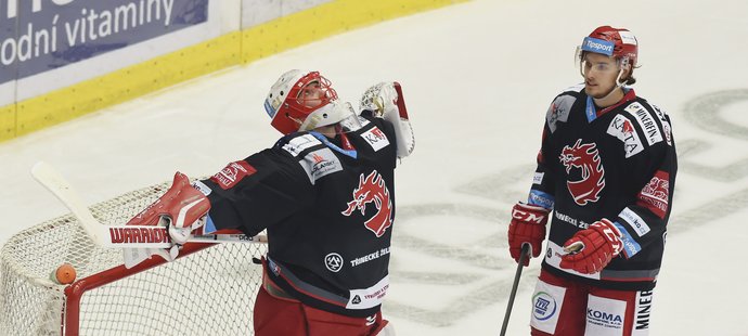 Třinecký brankář Šimon Hrubec a útočník Ondřej Kovařčík, autor hattricku, se radují z postupu do semifinále