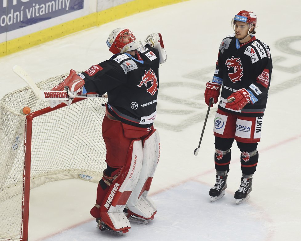 Třinecký brankář Šimon Hrubec a útočník Ondřej Kovařčík, autor hattricku, se radují z postupu do semifinále