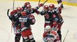Třinečtí hokejisté hromadně slaví první gól v brance Pardubic