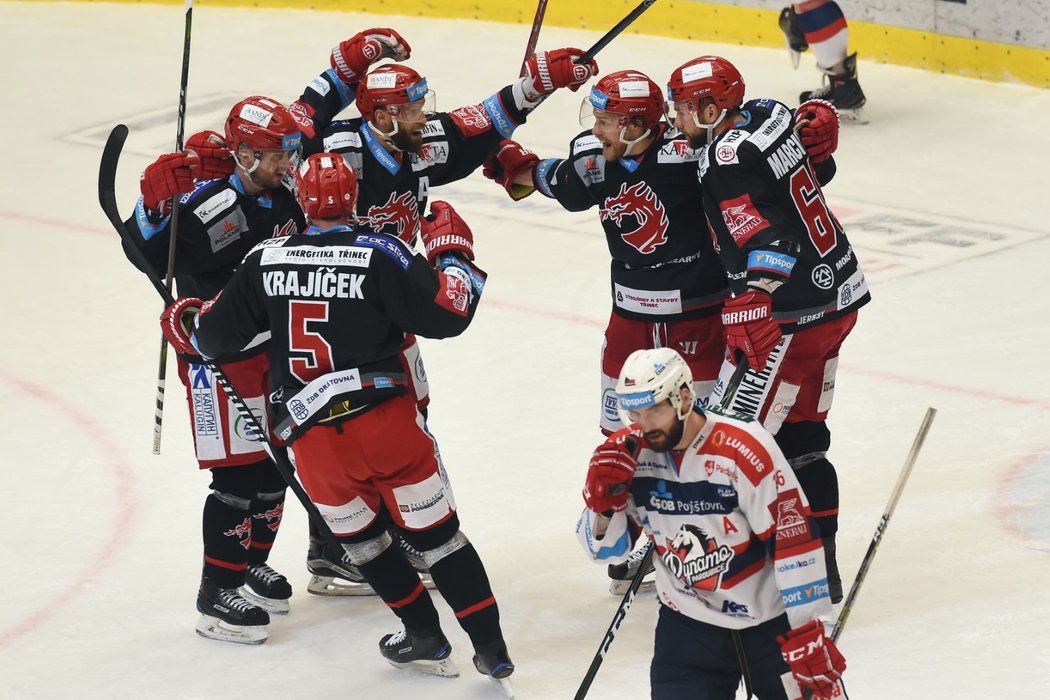 Třinečtí hokejisté hromadně slaví první gól v brance Pardubic