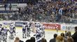 Hokejisté Komety Brno slaví vítězství se svými fanoušky