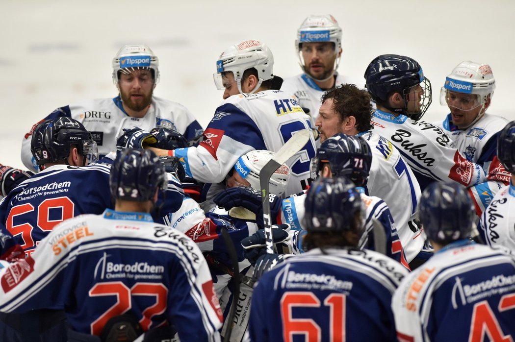 Po druhém utkání play off ve Vítkovicích se strhla velká mela téměř mezi všemi hráči na ledě