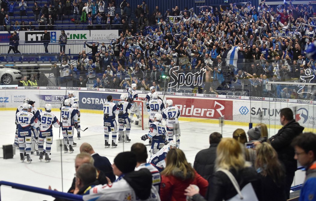 Hokejisté Komety Brno slaví vítězství se svými fanoušky