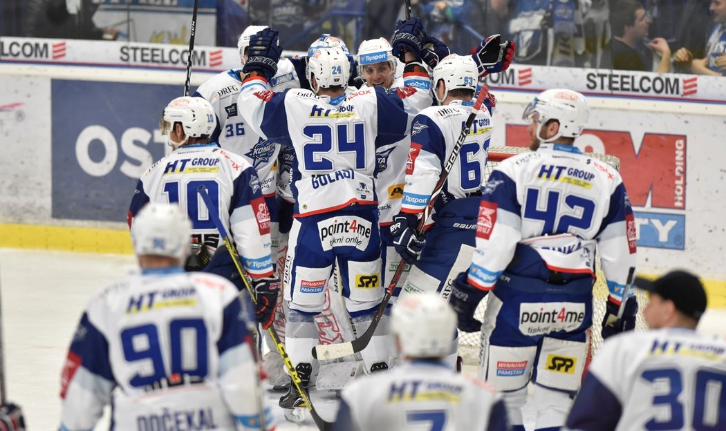 Brněnští hokejisté se radují z druhého skalpu Vítkovic v play off