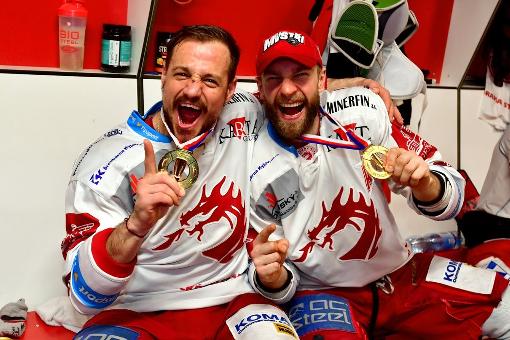Třinečtí Oceláři Vladimír Dravecký (vlevo) a Tomáš Marcinko oslavují mistrovský titul v roce 2019