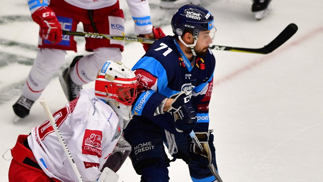 Bílý Tygr Jakub Valský v kontaktu s třineckým gólmanem Šimonem Hrubcem