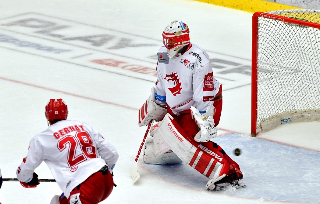 Třinecký gólman Šimon Hrubec inkasuje branku v prodloužení