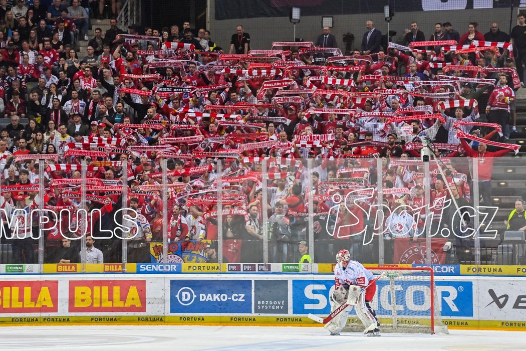 Třinecký kotel v pražské O2 areně během šestého zápasu finále