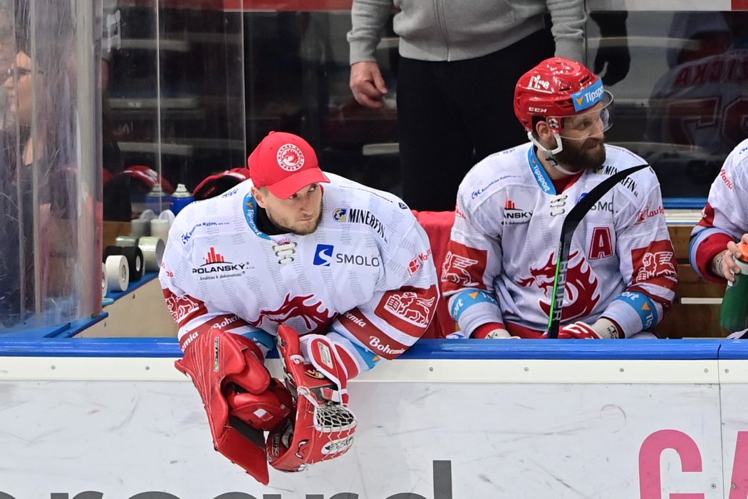 Třinecký fantom Ondřej Kacetl sledoval šestý zápas finále jen ze střídačky