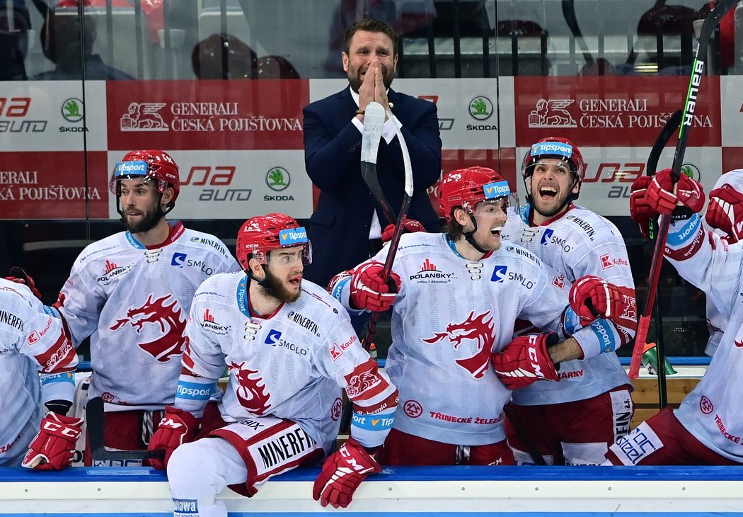 Třineckého kouče Václava Varadi se zmocňuje dojetí těsně po dokonání mistrovského hattricku