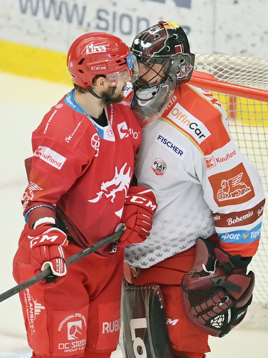 Přijdou hradečtí hokejisté o stříbrné medaile? Na snímku Libor Hudáček a Matěj Machovský