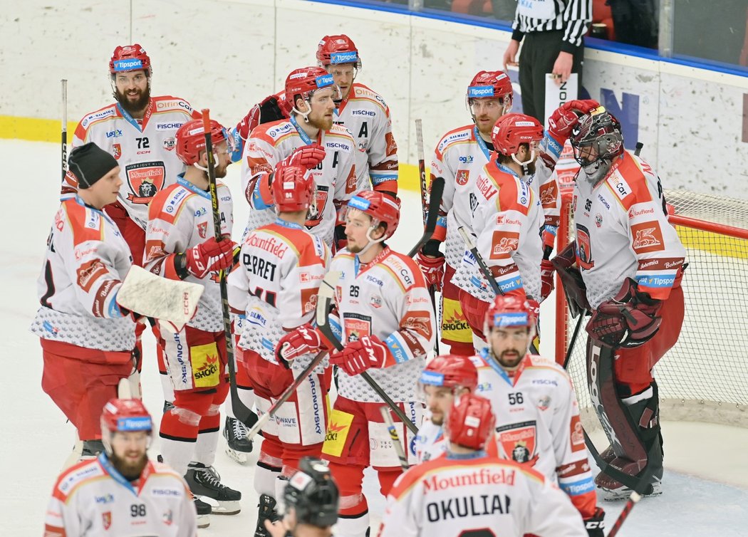 Hradečtí hokejisté oslavují vítězství v pátém duelu finále play off