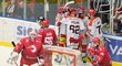 Hradečtí hokejisté se radují ze vstřeleného gólu za brankou Ondřeje Kacetla z Třince