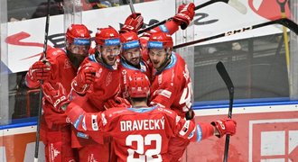 Pardubice - Třinec 1:2. Neutavitelní Oceláři začali finále loupeží