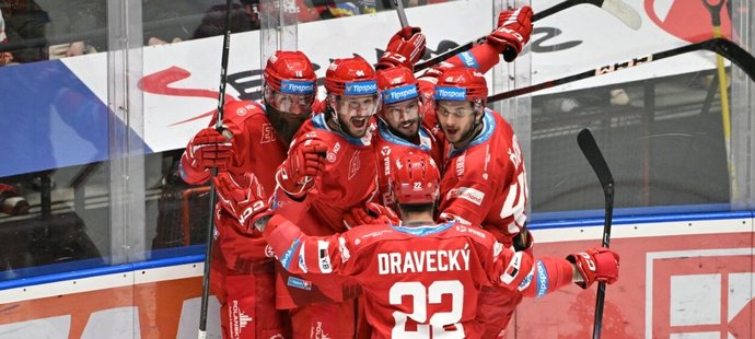 Pardubice - Třinec 1:2. Neutavitelní Oceláři začali finále loupeží