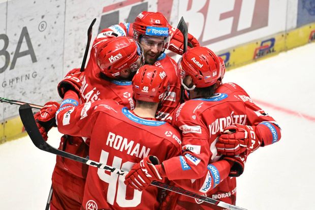 Radost třineckých hokejistů ze vstřelené branky Radost třineckých hokejistů ze vstřelené branky