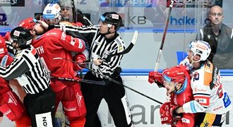 ONLINE: Pardubice - Třinec 0:0. Emoce a řada vyloučení, čeká se na gól