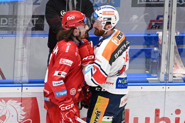 Ocelář Daniel Voženílek tváří v tvář beku Dynama Ondřeji Válovi Ocelář Daniel Voženílek tváří v tvář beku Dynama Ondřeji Válovi