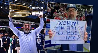 Kouč Komety věnoval titul do nebe: Děsivé okolnosti smrti jeho dcery (†18) Kouč Komety věnoval titul do nebe: Děsivé okolnosti smrti jeho dcery (†18)
