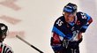 Liberecký obránce Martin Ševc si u rozhodčího stěžuje během třetího finálového utkání na ledě Třince