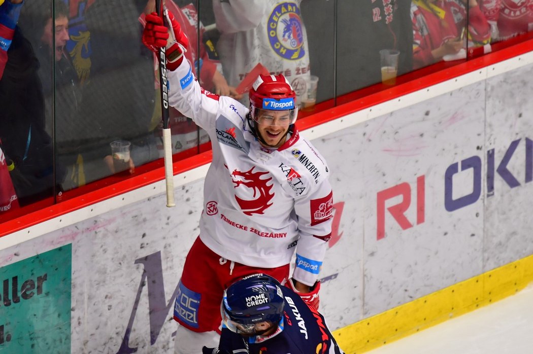 Třinecký útočník David Cienciala se raduje z branky na 2:1 v šestém finále proti Liberci